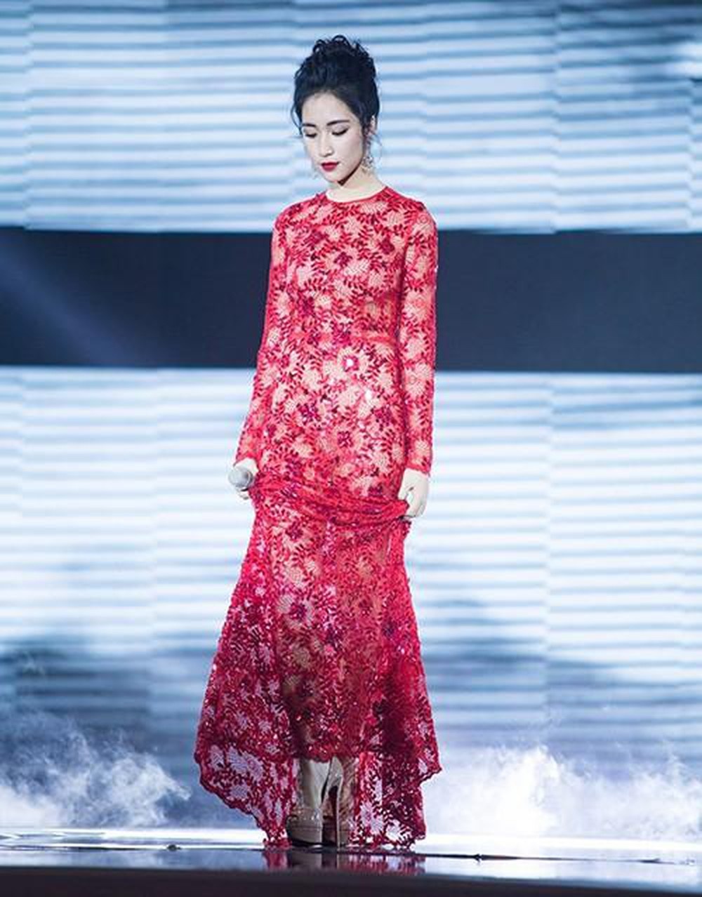 Hòa Minzy đi guốc cao 23 cm ảnh 12 Hoa Minzy di guoc cao 23 cm anh 12