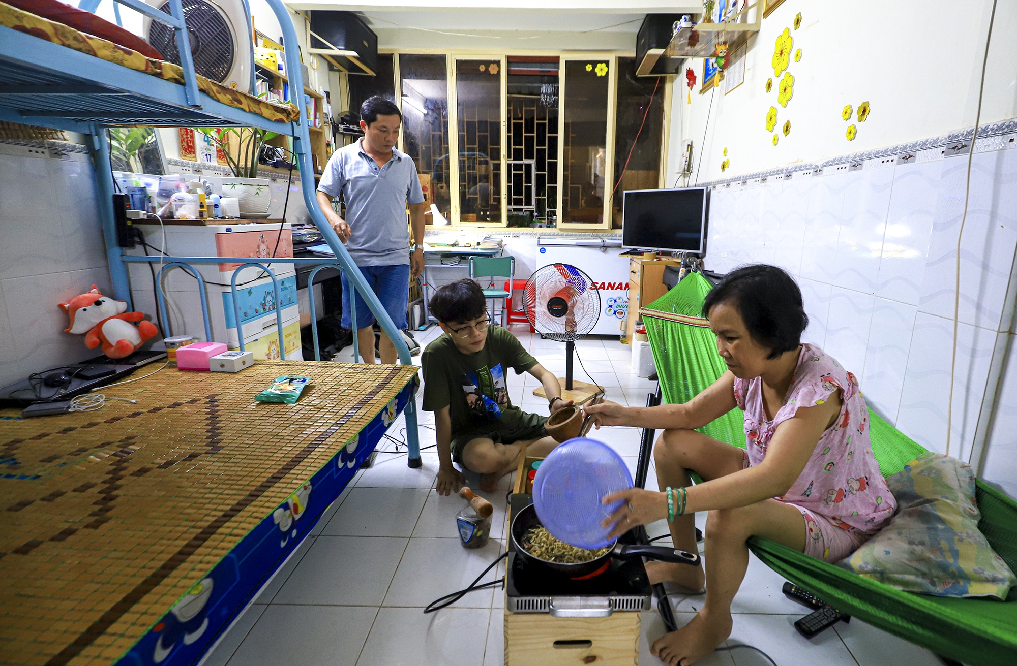 Minh Nhat giup me chay than anh 22