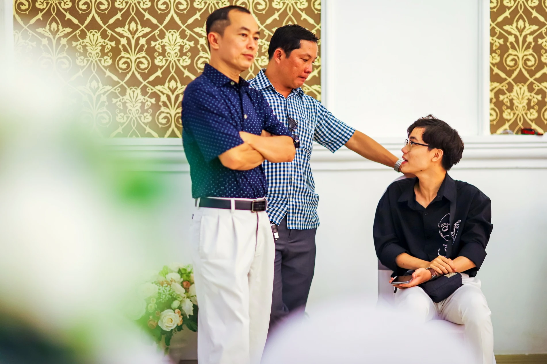 Minh Nhat giup me chay than anh 12