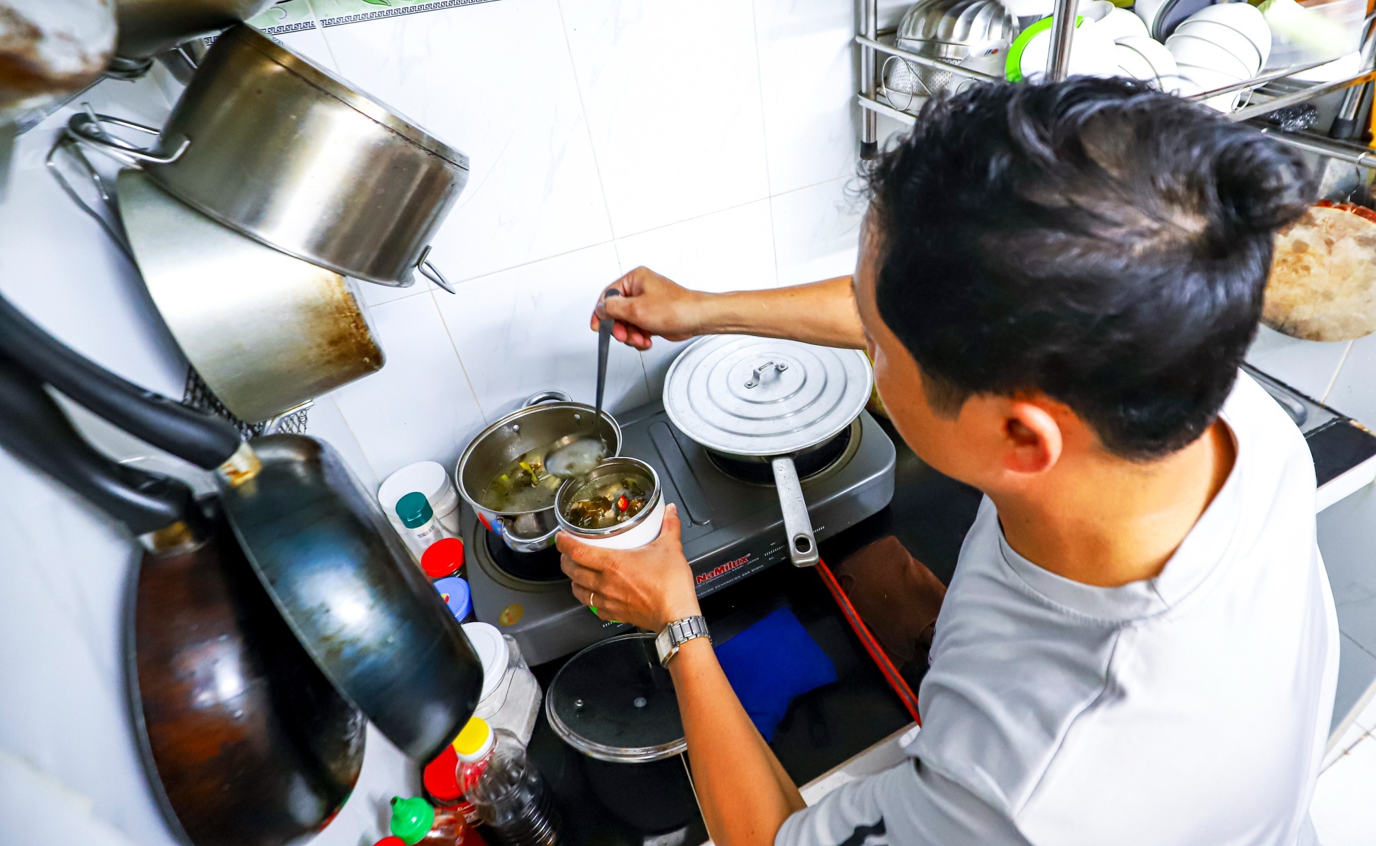 Minh Nhat giup me chay than anh 1