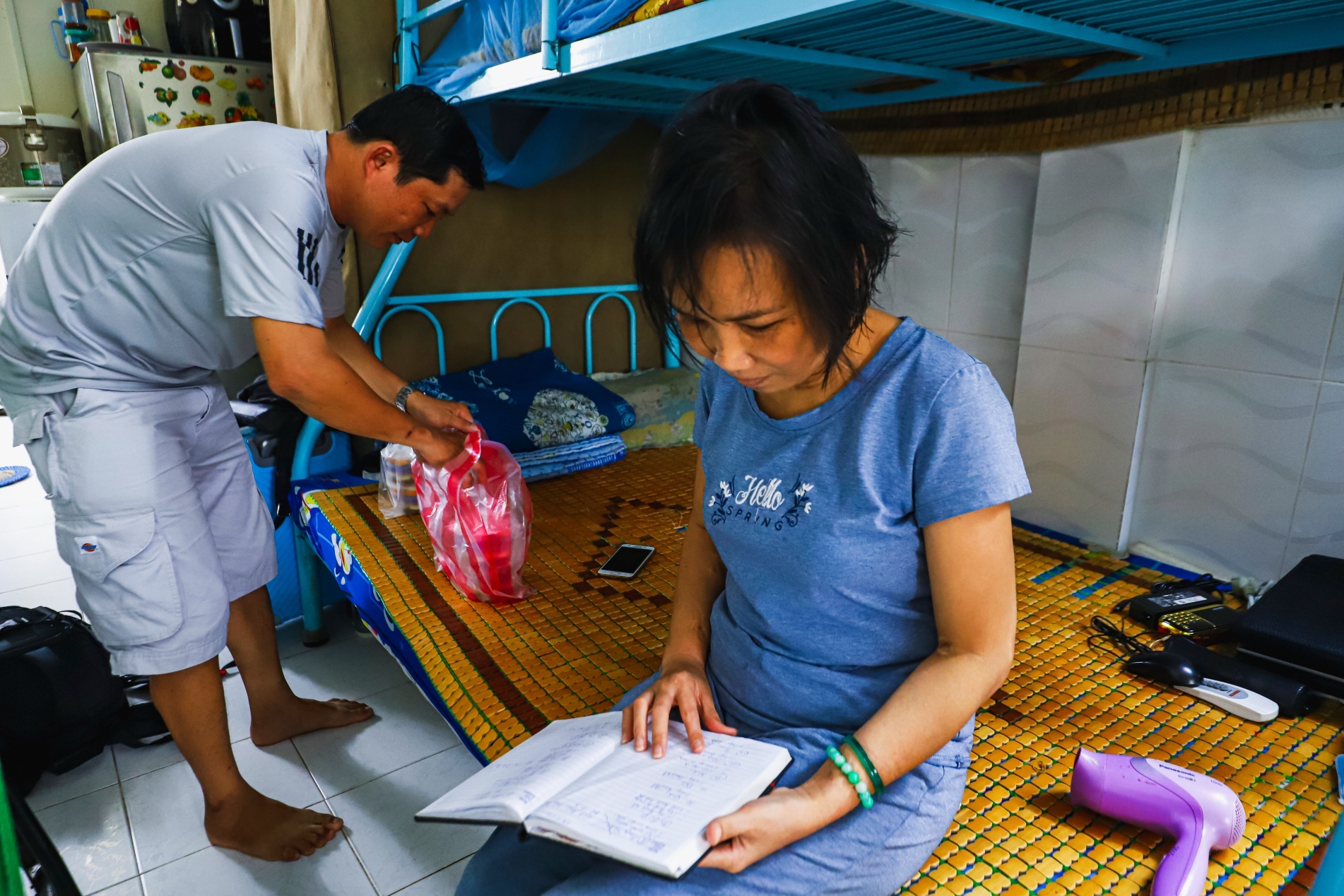 Minh Nhat giup me chay than anh 2