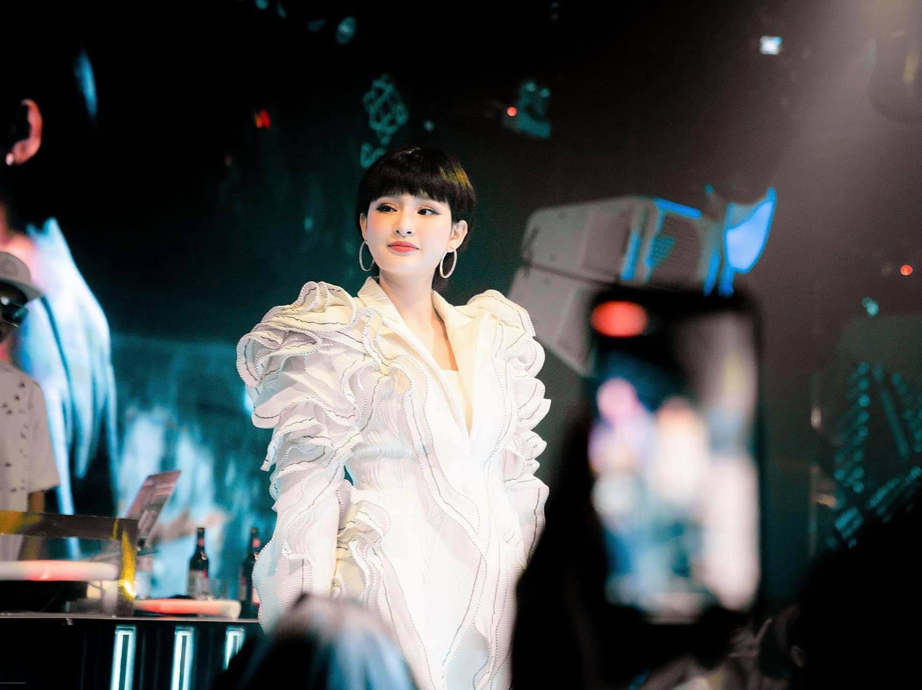 Sao viet bi miet thi ngoai hinh anh 11