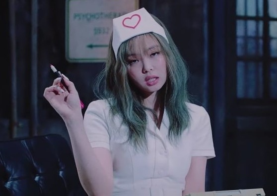 Xoa canh Jennie (BlackPink) mac trang phuc y ta goi duc trong MV hinh anh