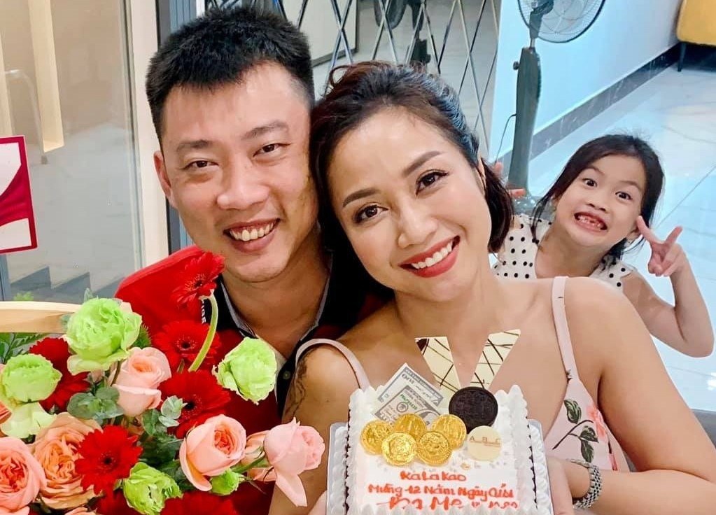 Vo chong Oc Thanh Van ky niem 12 nam ngay cuoi hinh anh