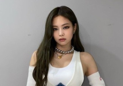 Jennie (BlackPink) tiep tuc gay tranh cai ve trang phuc hinh anh