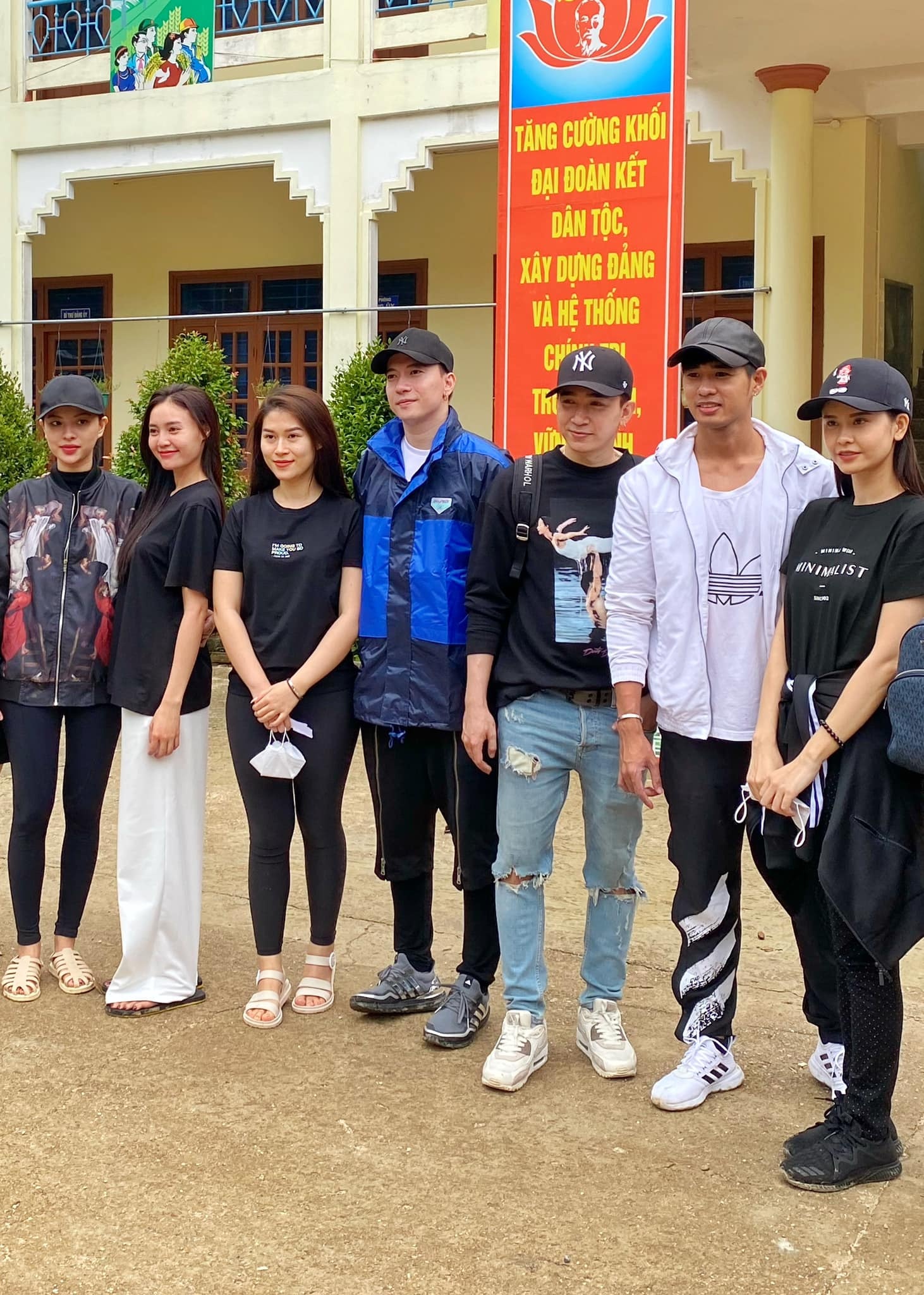 Lan Ngoc,  Chi Dan lam tu thien anh 1