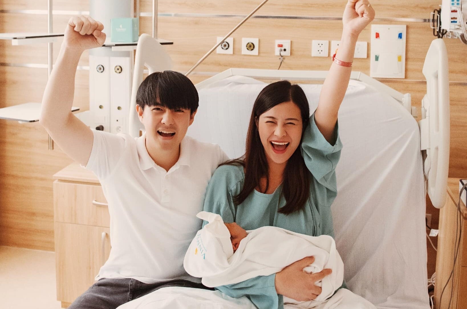 Dong Nhi dang hinh anh dau tien cua con gai hinh anh