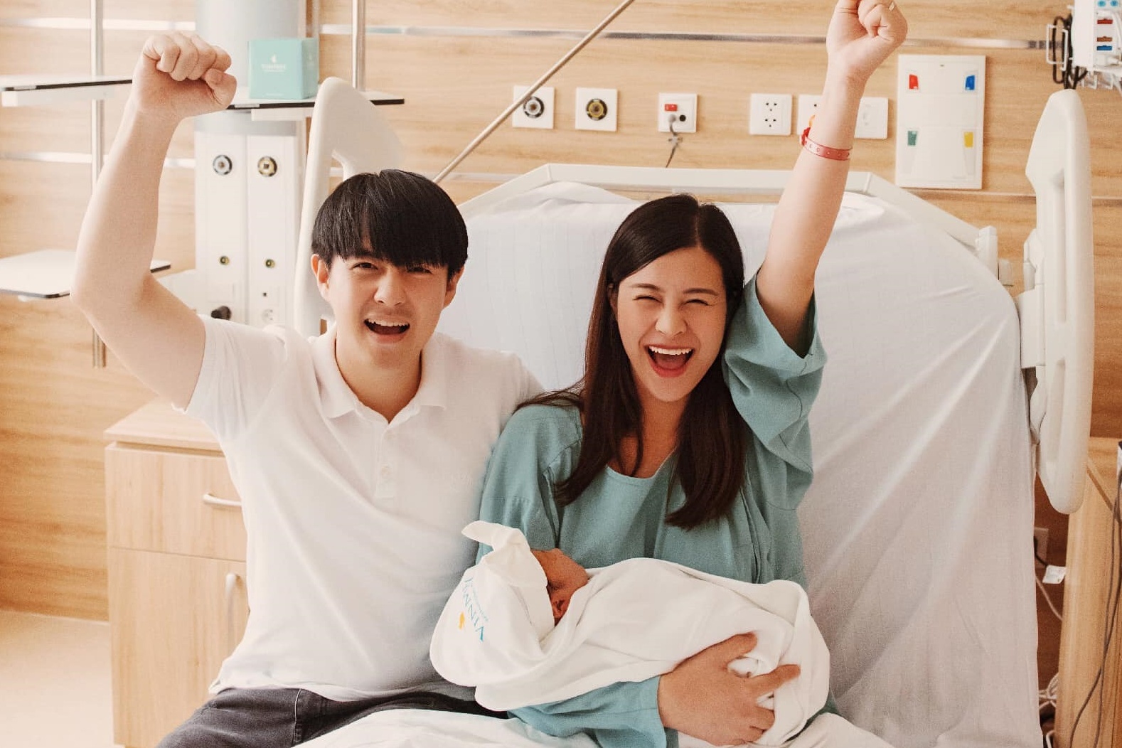 Dong Nhi, Ong Cao Thang ky niem mot nam ngay cuoi hinh anh