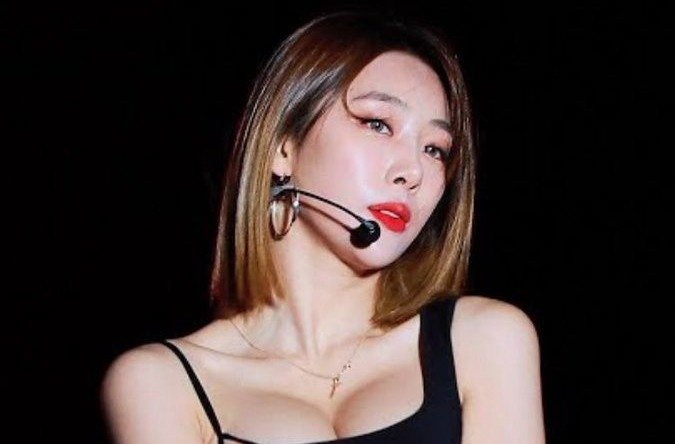 Danh tinh nu ca si lua tien qua mang hinh anh