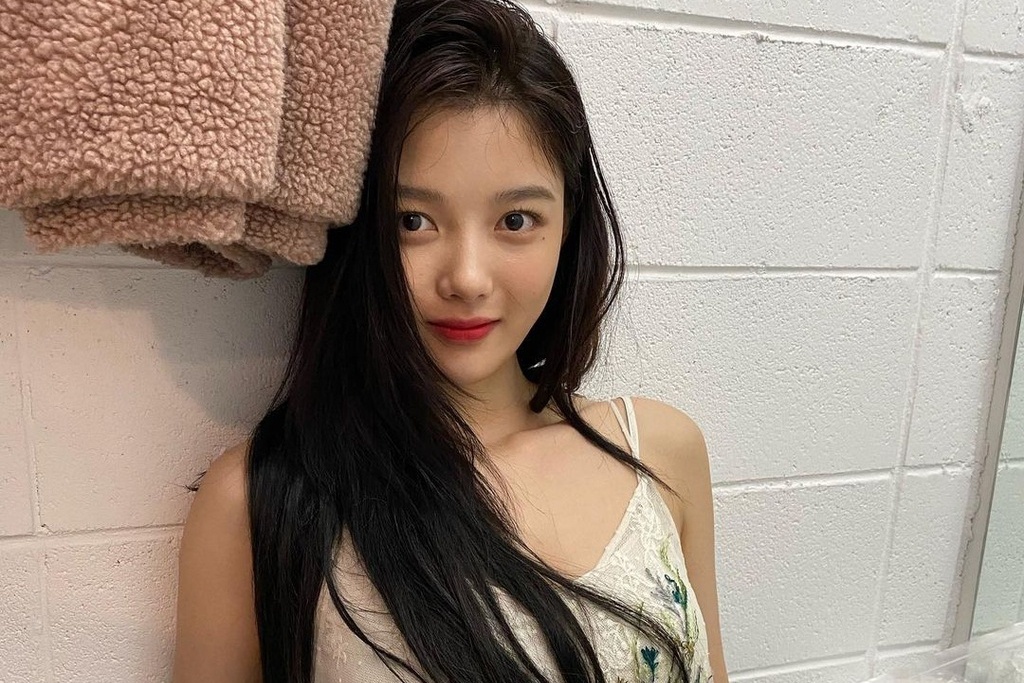 Nhan sac hien tai cua 'em gai quoc dan' Kim Yoo Jung hinh anh