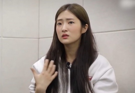 Nu ca si bi loai khoi nhom nhac vi tang can hinh anh