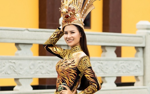 Dai dien Viet Nam thang giai Quoc phuc cua Hoa hau Trai dat hinh anh