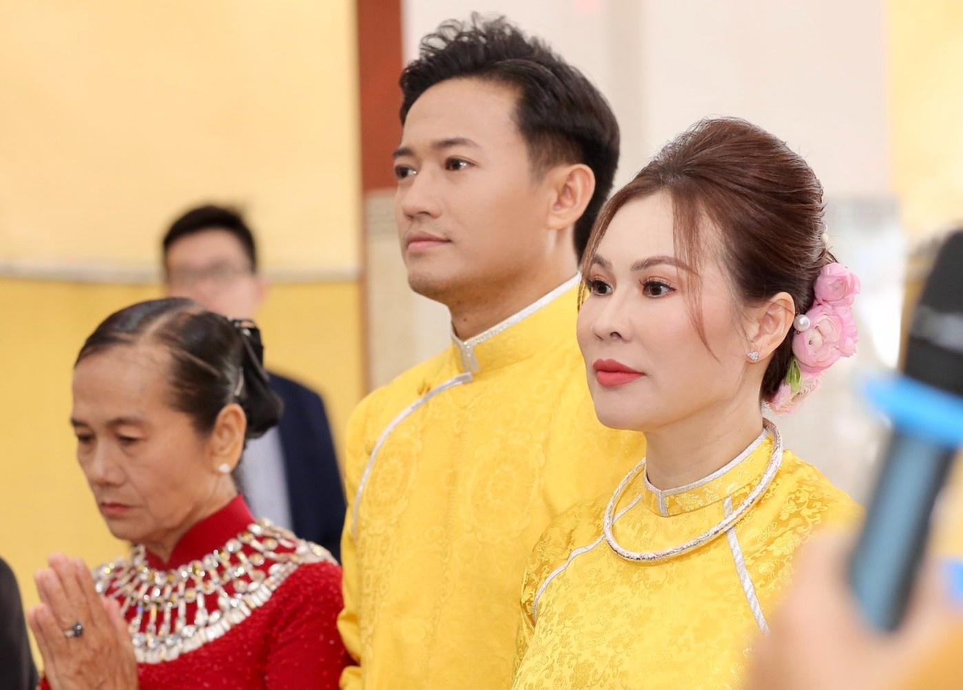 Quy Binh va ban gai lam le hang thuan hinh anh