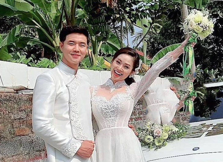 MC Thuy Linh va dien vien Hieu Su lam le an hoi hinh anh