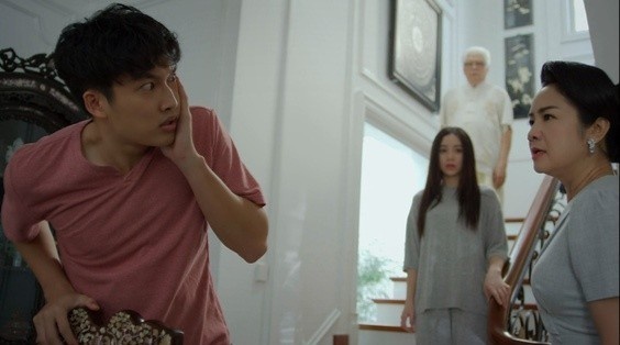 Huong duong nguoc nang gay tranh cai anh 1