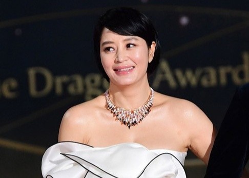 Kim Hye Soo, Song Joong Ki tren tham do Rong Xanh hinh anh