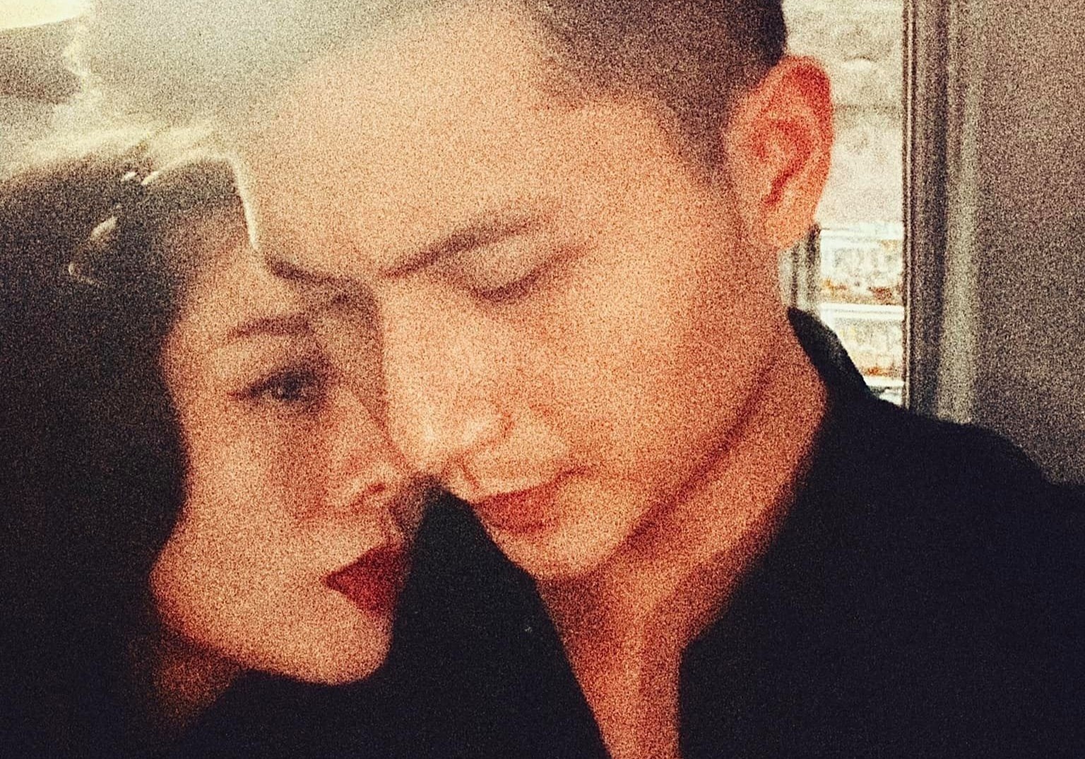 Le Quyen dang anh ben Lam Bao Chau nhan ngay Valentine hinh anh