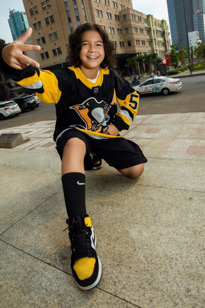 Con trai Huynh Kesley thi giong hat viet nhi anh 8