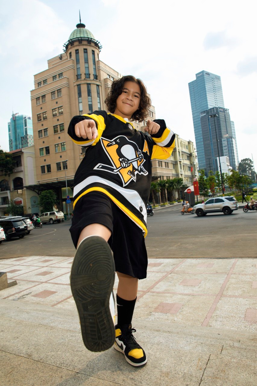 Con trai Huynh Kesley thi giong hat viet nhi anh 7