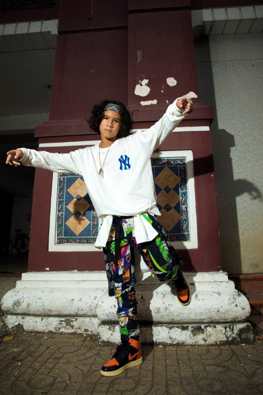 Con trai Huynh Kesley thi giong hat viet nhi anh 6