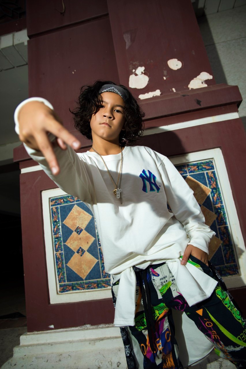 Con trai Huynh Kesley thi giong hat viet nhi anh 5