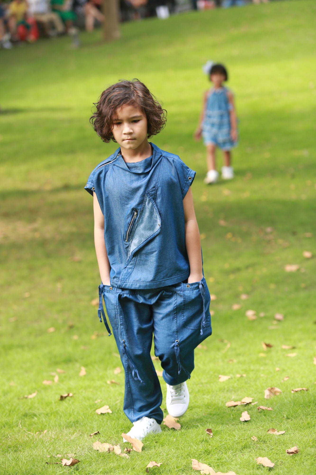 Con trai Huynh Kesley thi giong hat viet nhi anh 10