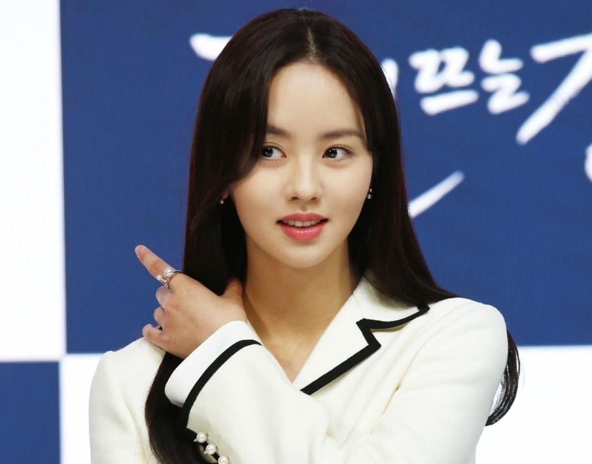 Nhan sac tuoi 22 cua ‘em gai quoc dan’ Kim So Hyun hinh anh