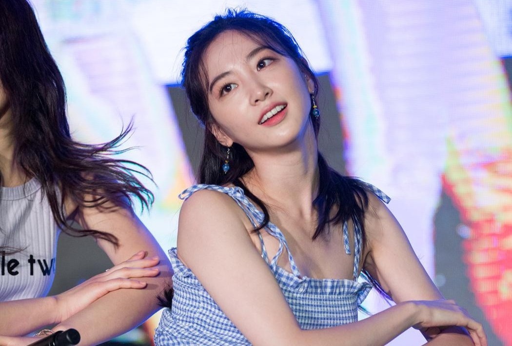 Nu ca si lam them o nha hang de kiem song hinh anh