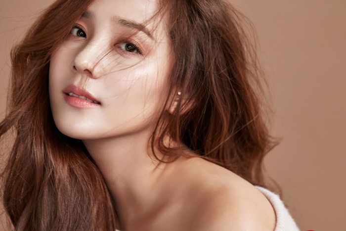 Eugene khien dong nghiep ghen ty vi nhan sac xinh dep hinh anh