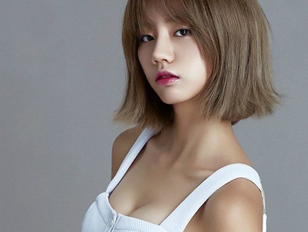 Nu ca si khoc moi tuan mot lan hinh anh