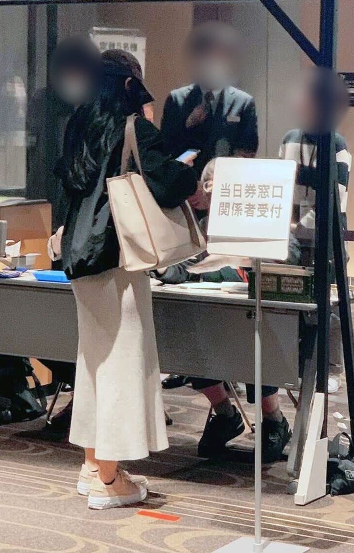 Nữ ca sĩ bắt cá 2 tay ảnh 2 Nu ca si bat ca 2 tay anh 2