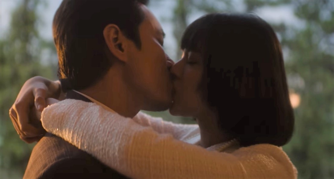 Kieu Minh Tuan hon Tu Hao trong MV moi cua Karik, Only C hinh anh