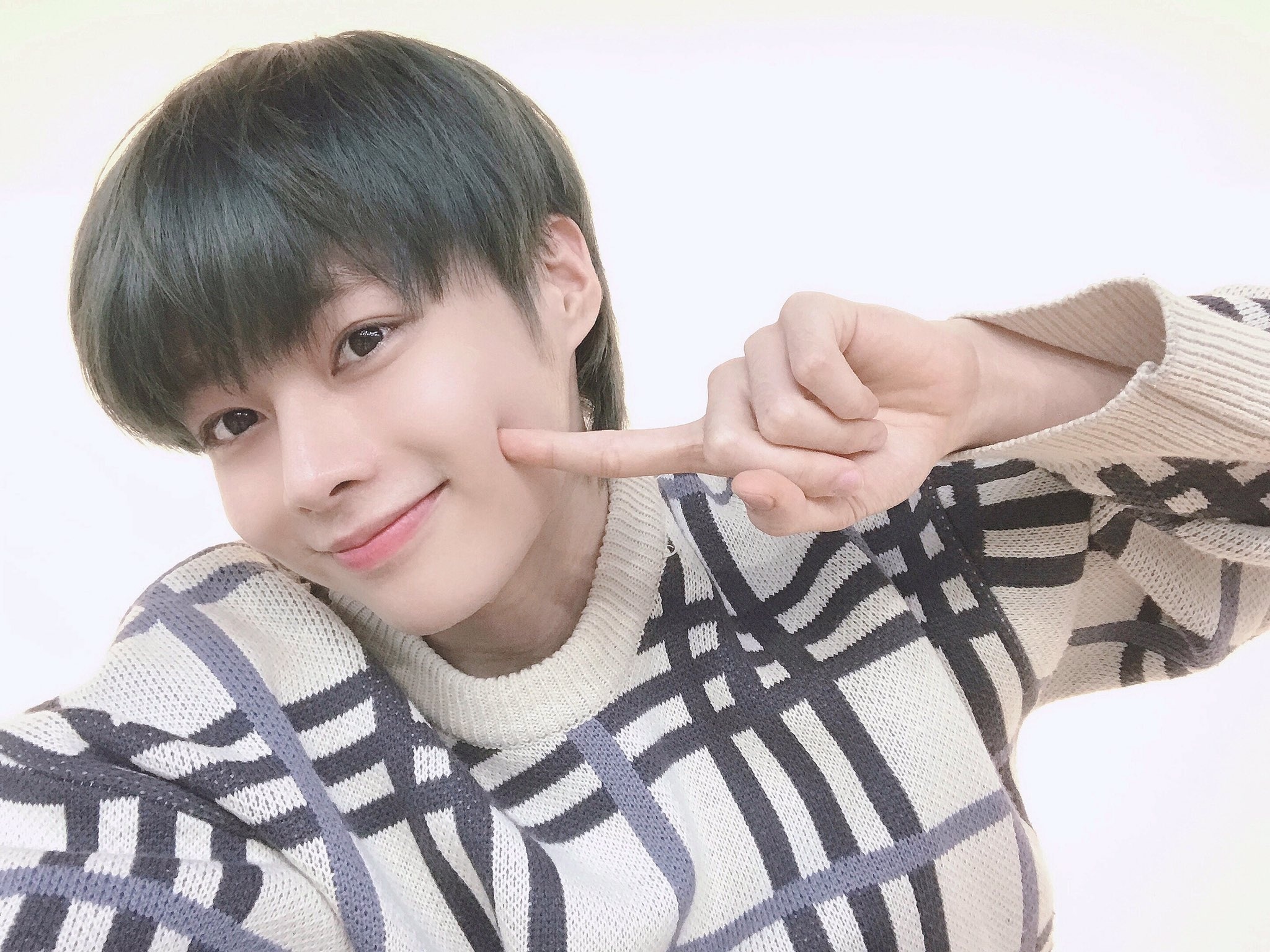 Nam ca si Viet khoi nghiep tai Han Quoc hinh anh