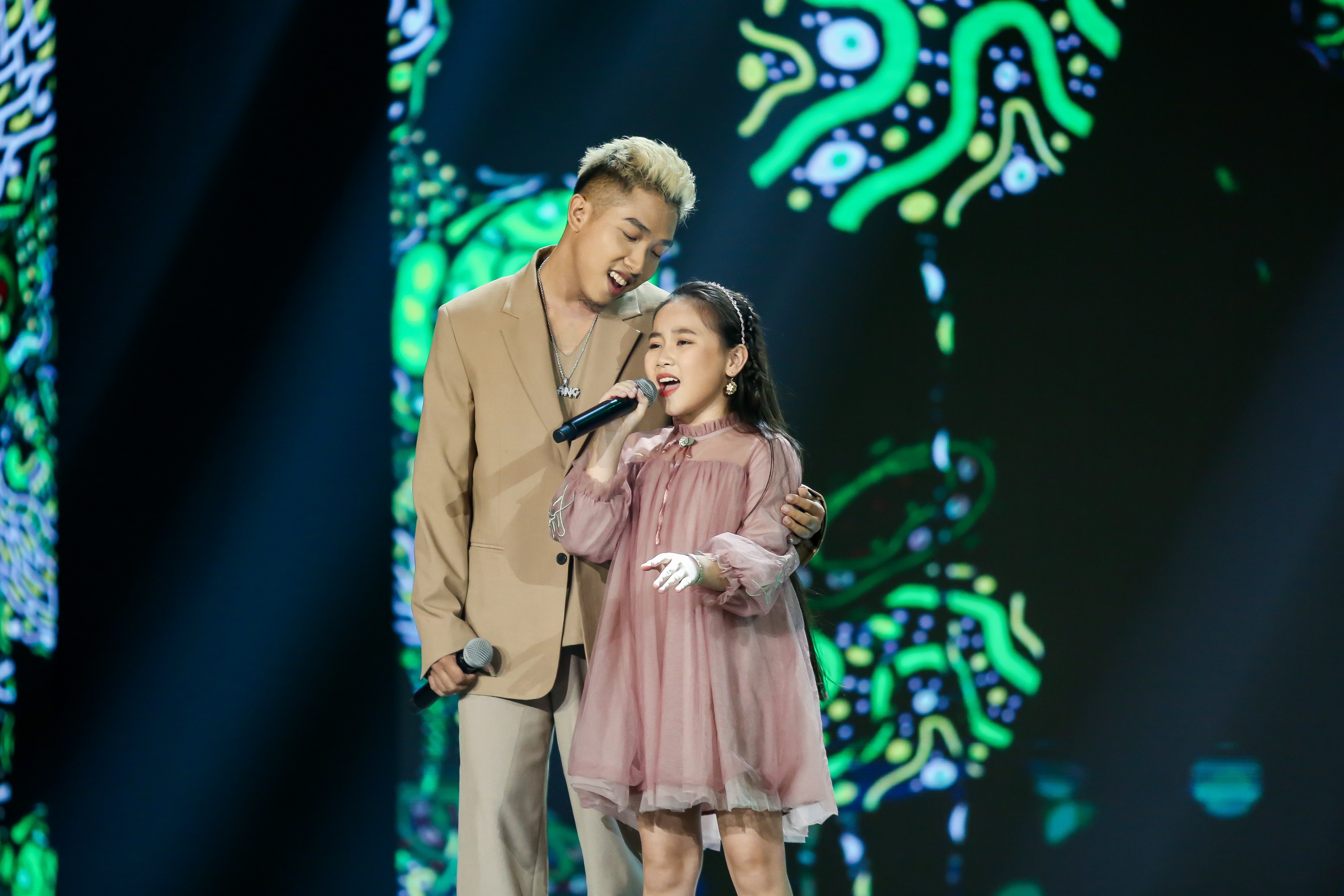 Khanh Linh giong hat viet nhi anh 2