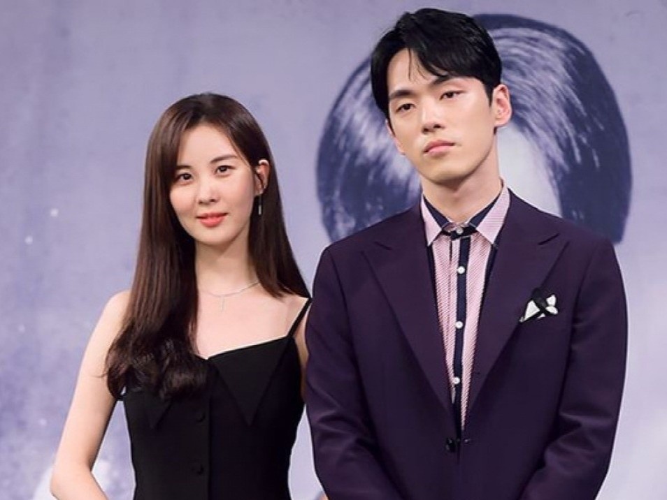 Cong ty phan hoi viec Kim Jung Hyun cu xu tho lo voi Seo Hyun hinh anh