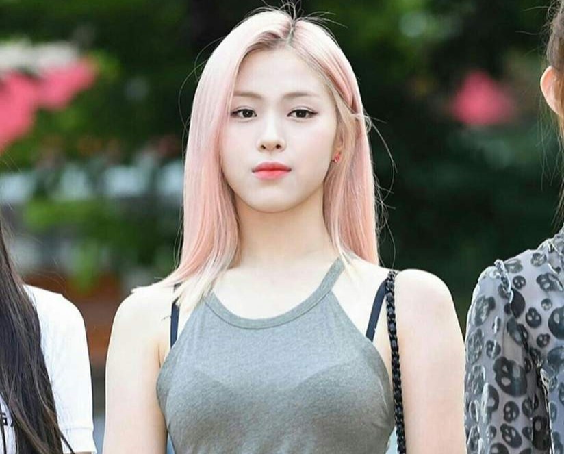 Voc dang dong ho cat cua Shin Ryu Jin (ITZY) hinh anh