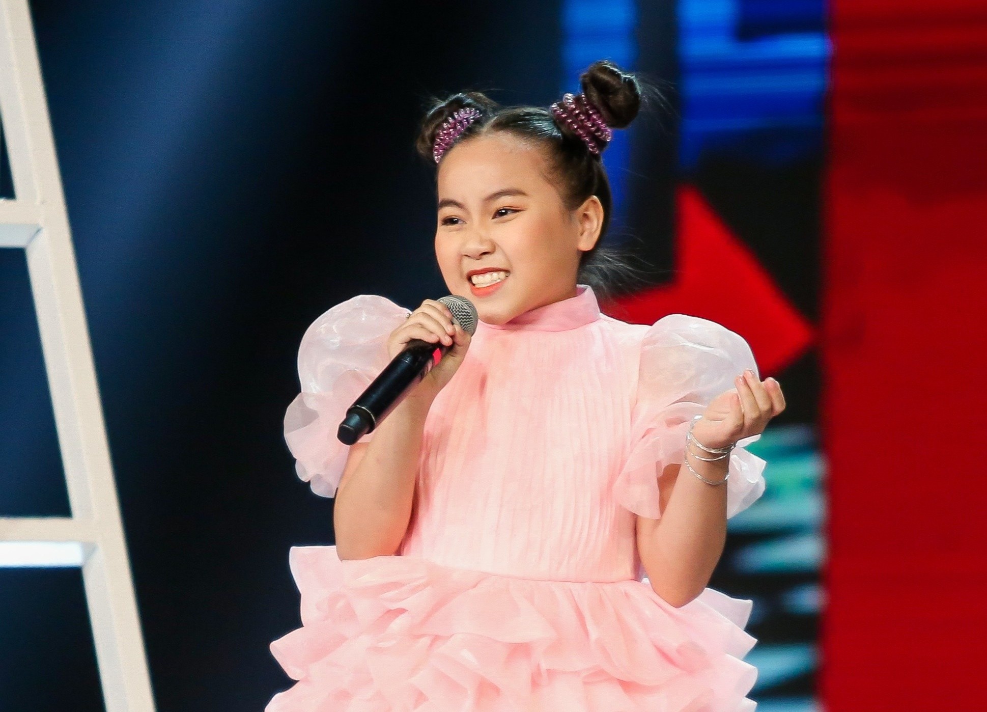 Co be 10 tuoi duoc khen hat not cao hay hon huan luyen vien hinh anh