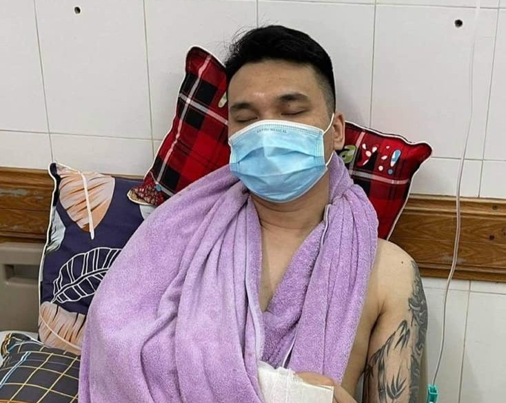 Khac Viet gay tay, dang cho phau thuat hinh anh