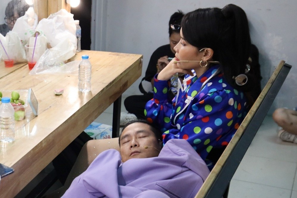 Ho Hoai Anh ngu guc o hau truong Giong hat Viet nhi hinh anh