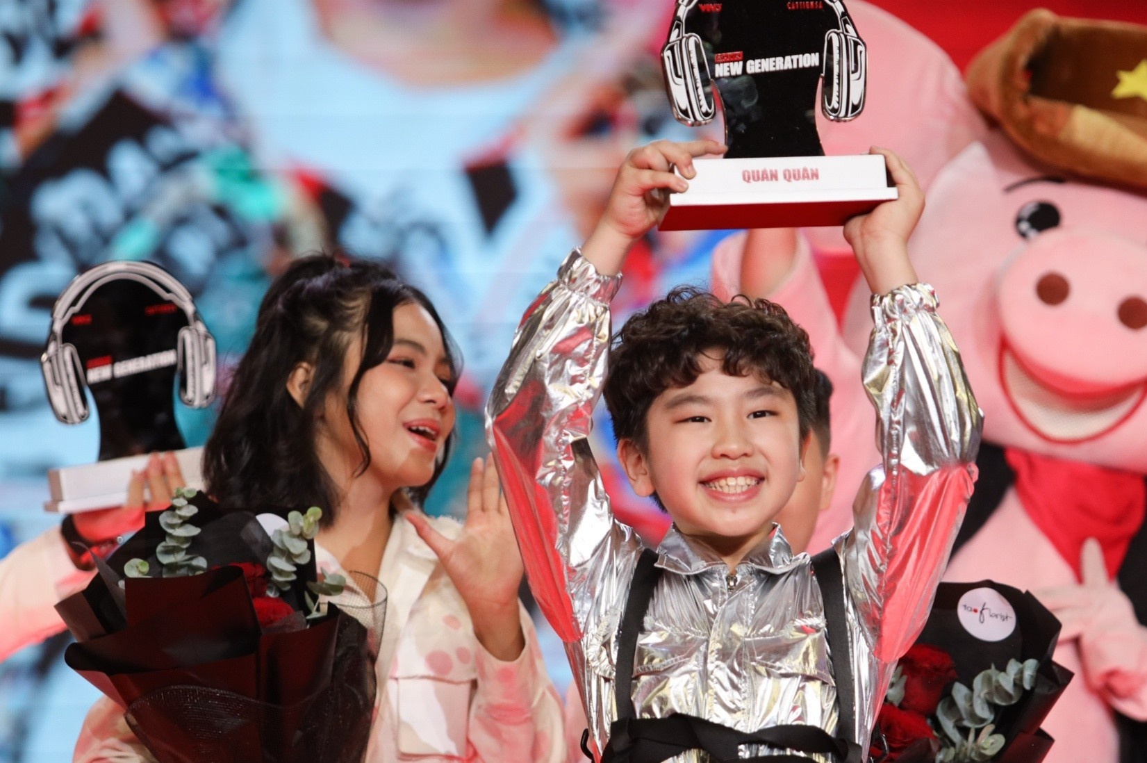 Cau be 10 tuoi biet sang tac thang Giong hat Viet nhi 2021 hinh anh