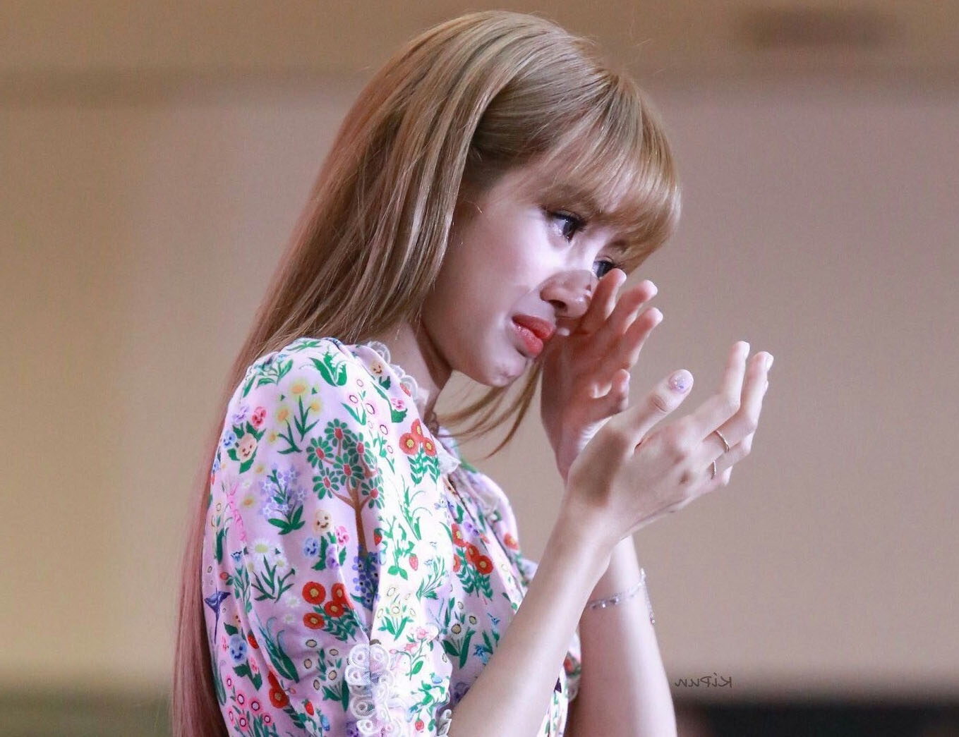 Kpop keu cuu hinh anh