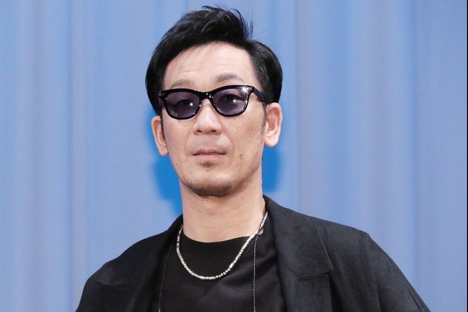 Nam ca si Nhat Ban xin loi vi ngoai tinh hinh anh