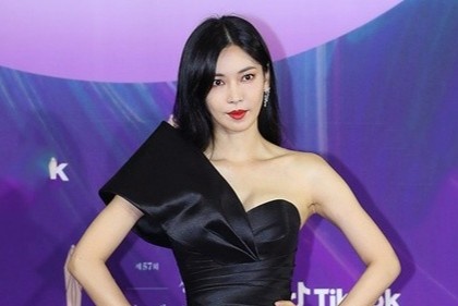 'Ac nu' Kim So Yeon cam on chong khi thang giai Baeksang hinh anh