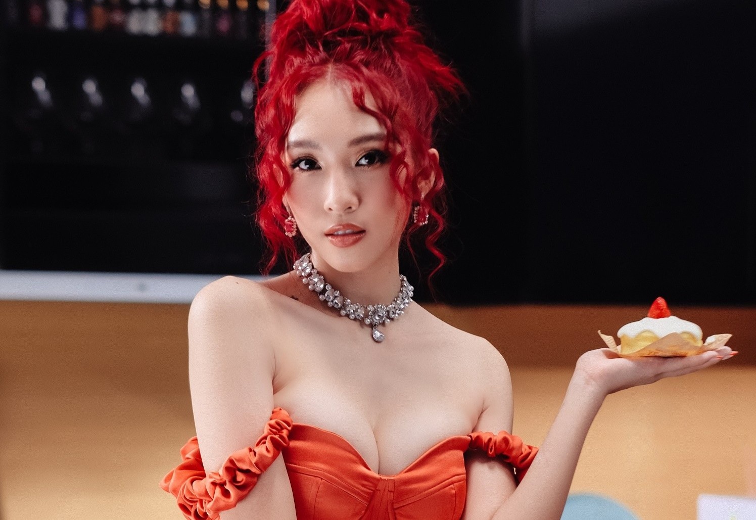 Emily bi chi trich vi MV phan cam hinh anh