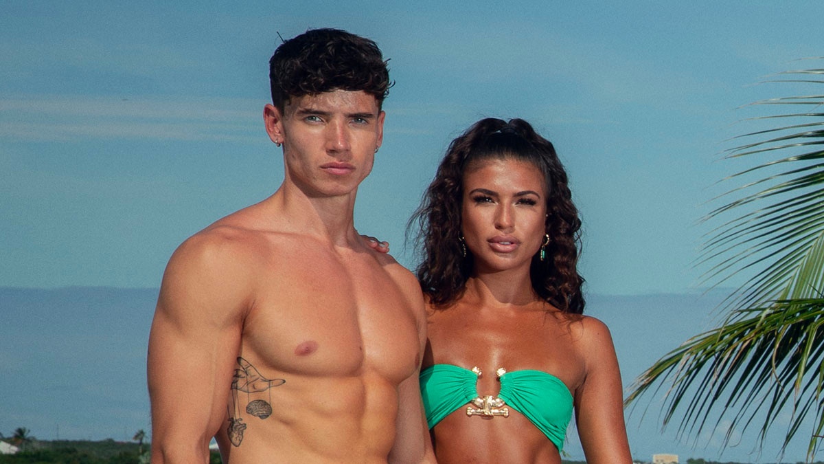 Too Hot to Handle mua 2 anh 2