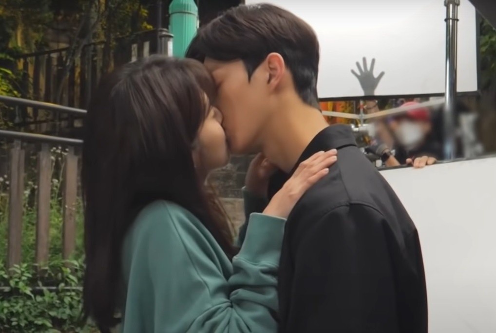 Canh hon cua Han So Hee va Song Kang hinh anh