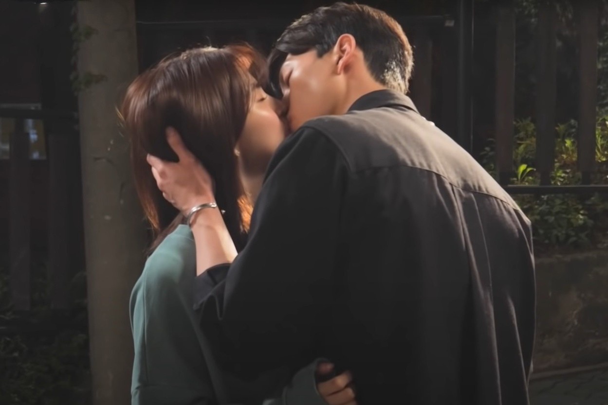 Hau truong canh hon trong phim 19+ cua Han So Hee hinh anh