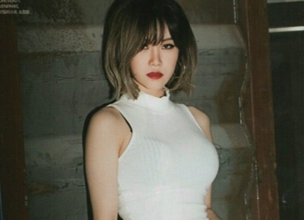 Nu ca si di hat 6 nam khong duoc tra luong hinh anh