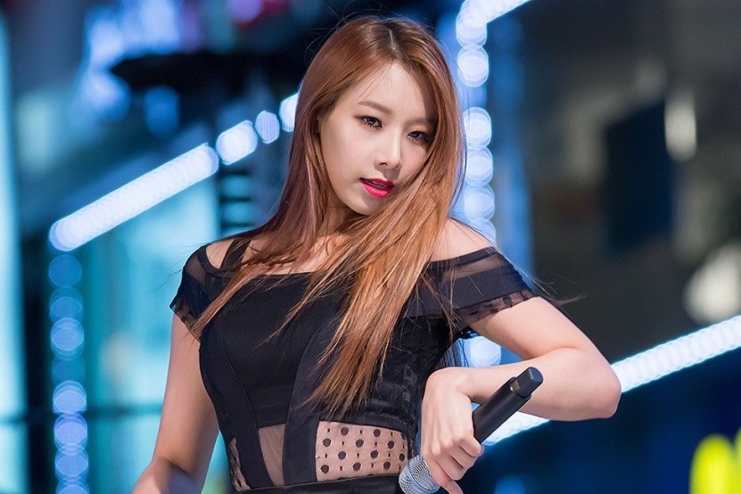 Nu ca si di hat nhieu nam khong co luong hinh anh