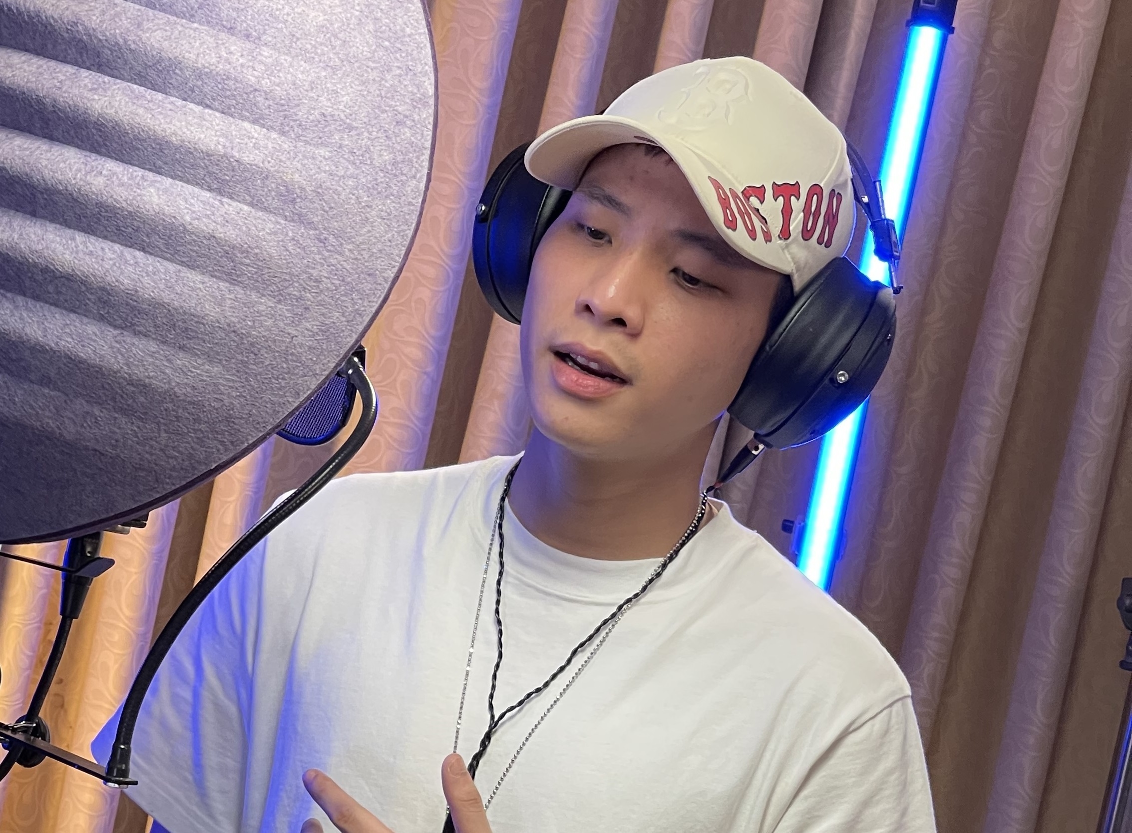 Quan A.P va nhieu nghe si hat co vu chong dich hinh anh